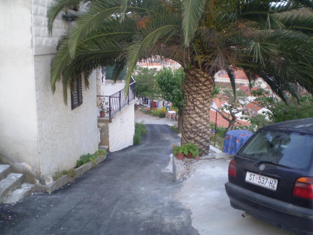 Apartments Nikola Pucisca Exterior photo